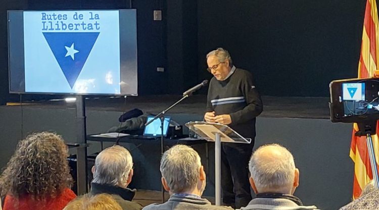 L'expresident Quim Torra llegint el manifets a l'acte de la Fundació Reeixida a Vilamaniscle. ACN