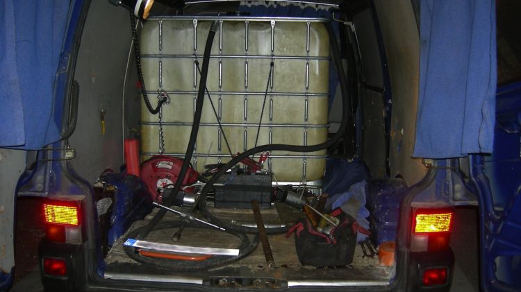 Un rudimentari sistema de bombeig servia al detingut per aconseguir fraudulentament litres de gasoil © AG