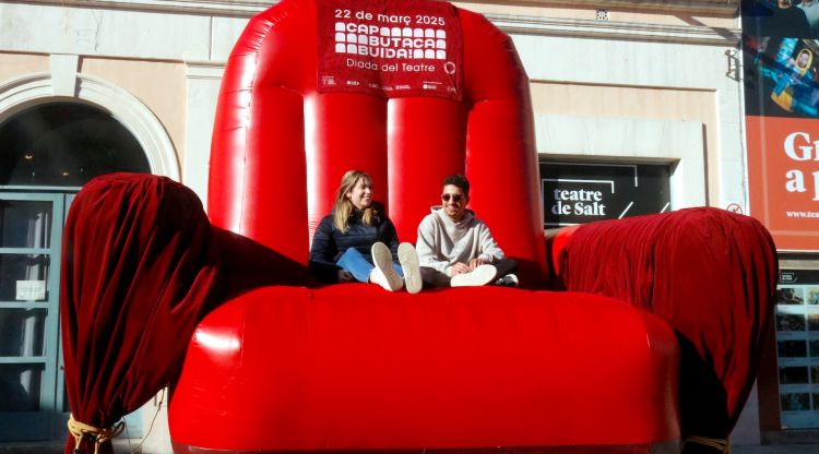 La butaca inflable gegant que és l'emblema de la campanya al davant del Teatre de Salt. ACN