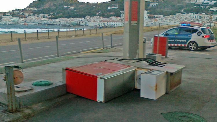 El fort vent ha fet caure els dipòsits d'una gasolinera al Port de la Selva © ACN