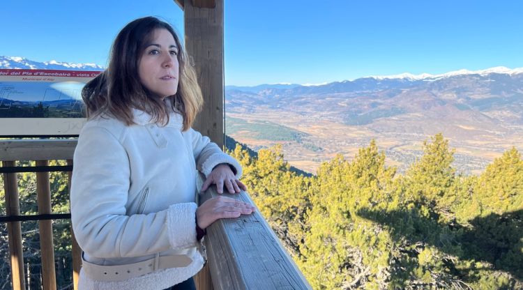 La tècnica de turisme del Consell Comarcal de la Cerdanya, Maria Jiménez, al mirador de la Torre d'Escobairó, a Alp. ACN