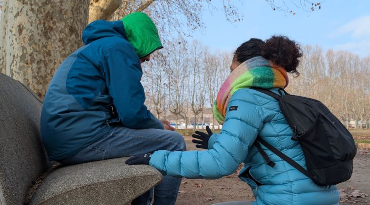 Una membre de l'ESMAS conversant amb un sensesostre a Girona