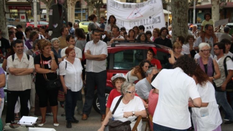 Unes 200 persones es van concentrar el 14 de juliol davant de l'Espai Caixa de Girona © ACN