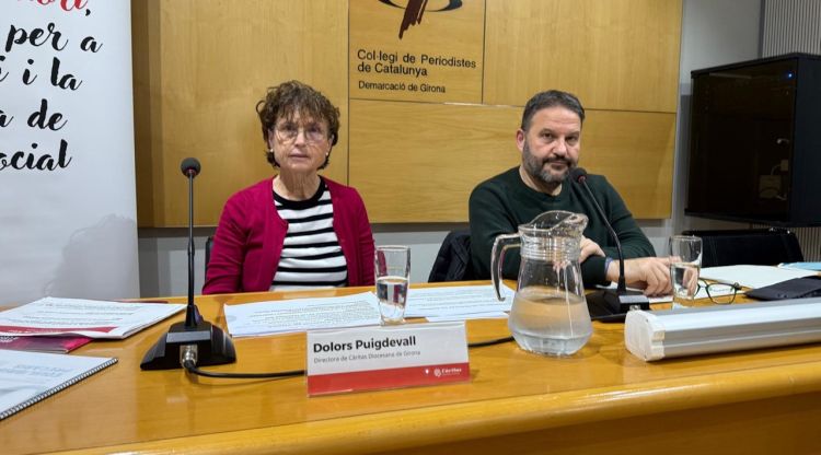 La directora de Càritas a Girona, Dolors Puigdevall i el responsable d'anàlisi social, Caye Gómez. ACN