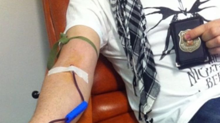 Un agent dels Mossos d'Esquadra donant sang © ACN