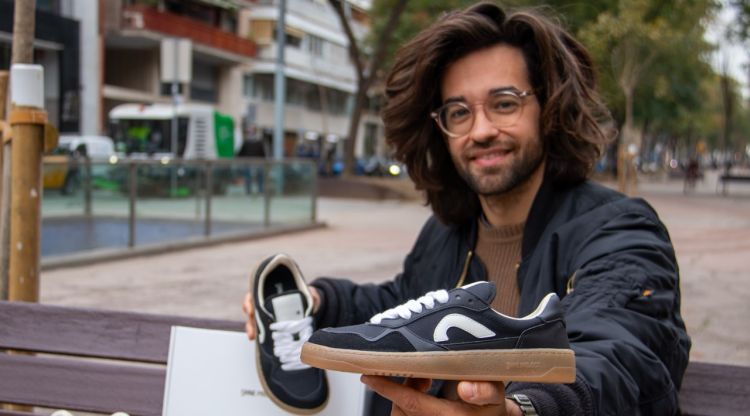 El cofundador d'Ohne Project, Manel Garcia, ensenya un dels últims models de sabates 'barefoot' fabricades per la marca. ACN