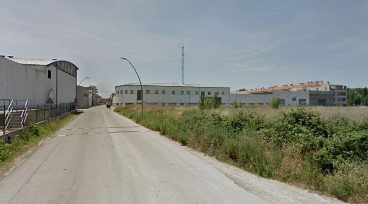 En primer terme els terrenys on anirà l'equipament i al fons les naus que seran enderrocades