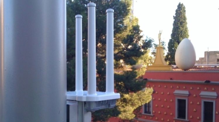 Una de les 46 antenes que els instal·ladors munten aquests dies arreu de Figueres © ACN