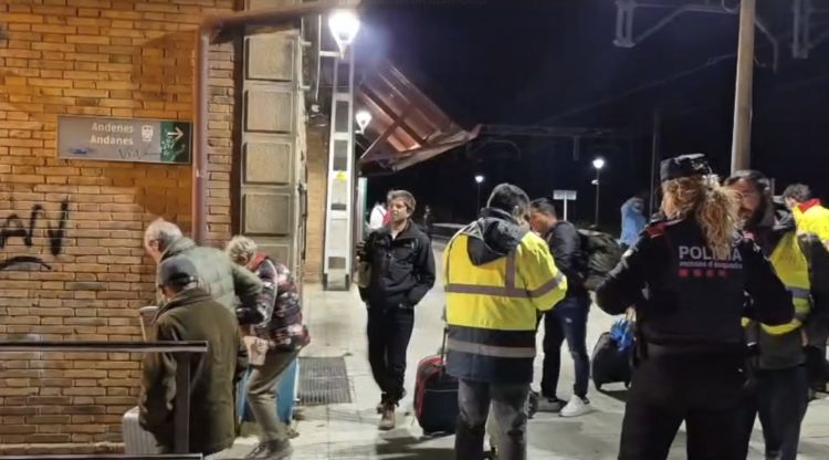 Els passatgers afectats arribant a l'estació de Ribes de Freser