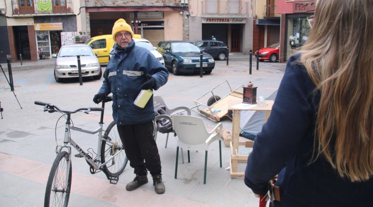 El veí de Ribes, Albert Grabalosa, parlant amb l'acaldessa. ACN