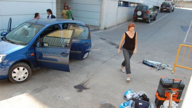 La comitiva judicial recollint proves del maleter del cotxe on va portar el cadàver fins a la comissaria © ACN