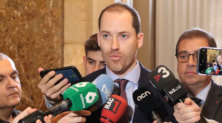 El portaveu del PP, Juan Fernández, atén la premsa als passadissos del Parlament. ACN