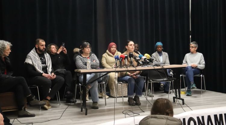 Membres del Sindicat d'Habitatge de Salt exigeixen més pisos socials en una roda de premsa. ACN