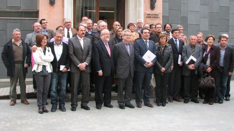 La cinquantena d'alcaldes que han assistit a la reunió a Santa Coloma de Farners © ACN