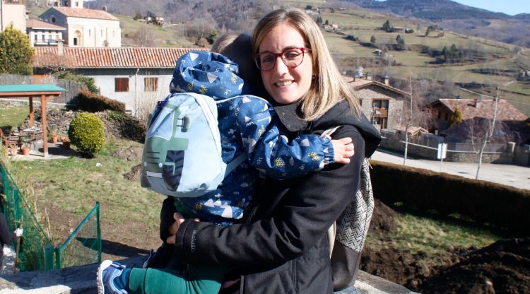La Cèlia amb el seu fill en braços. ACN