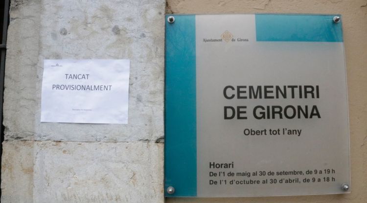 Cartell indicant que el cementiri vell de Girona està temporalment tancat. ACN