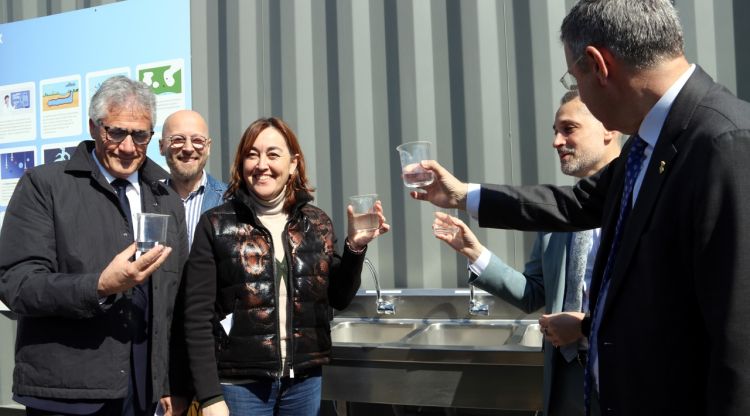 Al centre, la consellera de Territori, Sílvia Paneque, mostrant l'aigua tractada a l'EDAR de Roses. ACN