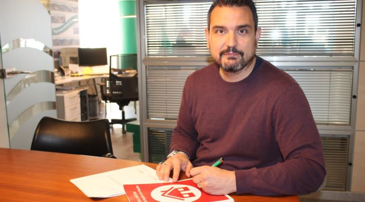 El director d'una immobiliària consulta la documentació que han d'enviar al Registre de la Propietat