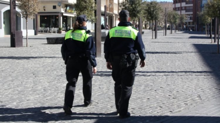 Una patrulla d'agents de la Policia Local d'Olot patrullant © ACN