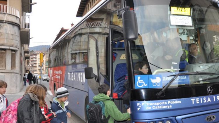 Alumnes gironins a punt per pujar al transport escolar © AG