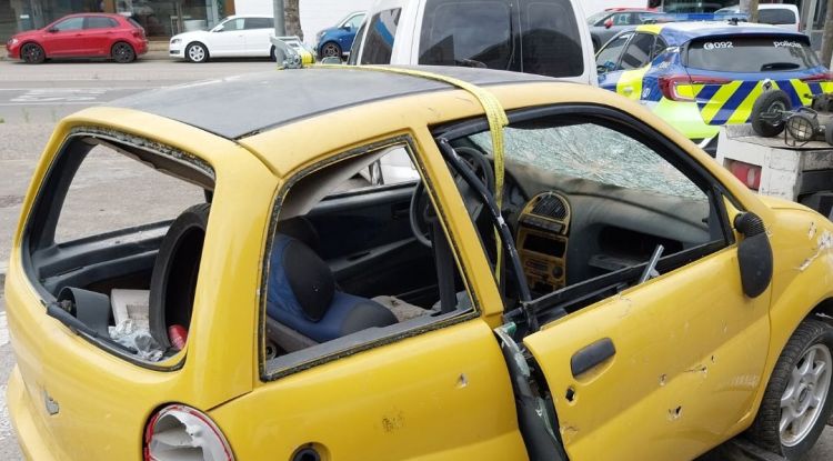 Un dels cotxes abandonats que es van trobar pels carrers del barri
