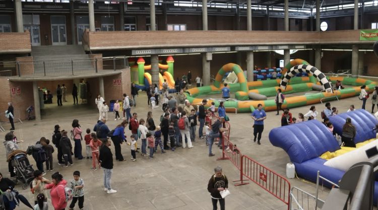 Alguns dels inflables que hi ha al parc infantil que fa l'Ajuntament de Girona per Setmana Santa. ACN