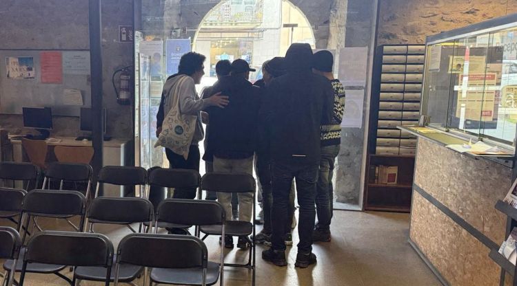 Joves migrants que viuen al carrer a Girona al centre cívic Can ninetes. ACN