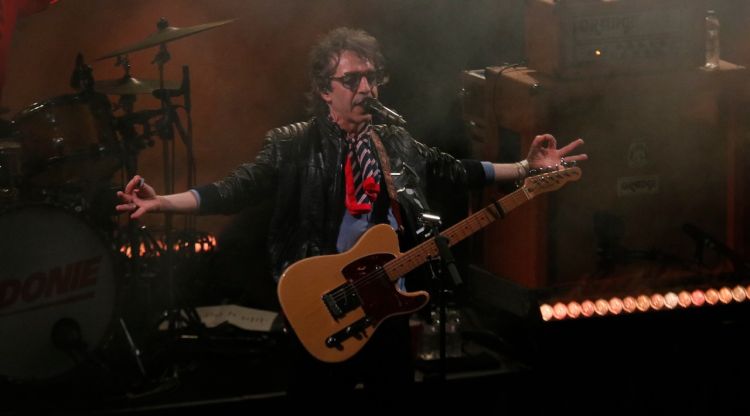 El cantant de Sidonie durant el concert al Festival Strenes de Girona. ACN