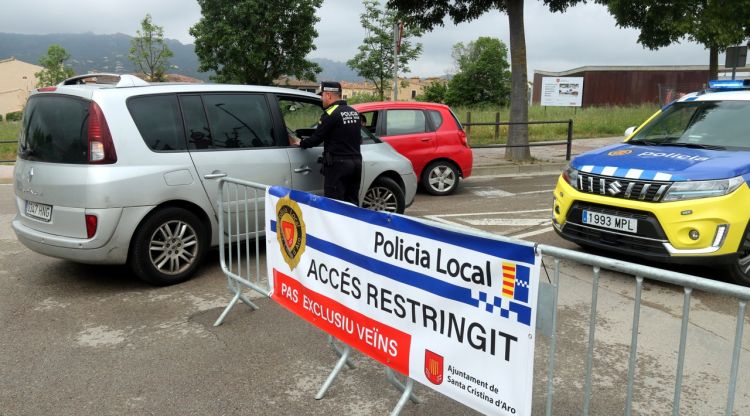 La policia local de Santa Cristina d'Aro només deixa entrar al poble els veïns o qui tingui causa justificada. ACN