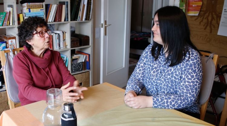 Hatice Rana Tarhangil conversa amb Laura Ayala de Kloosiv al menjador de casa seva. ACN