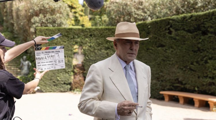 L'actor José Coronado grava una escena d'una minisèrie de Netflix en una zona dels jardins de Santa Clotilde