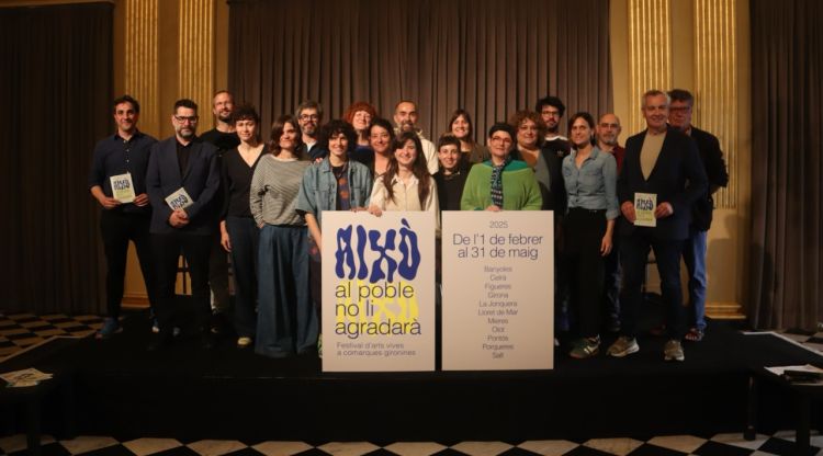 Alguns dels programadors de sales gironines aguanten el cartell de la 3a edició d''Això al poble no li agradarà'. ACN
