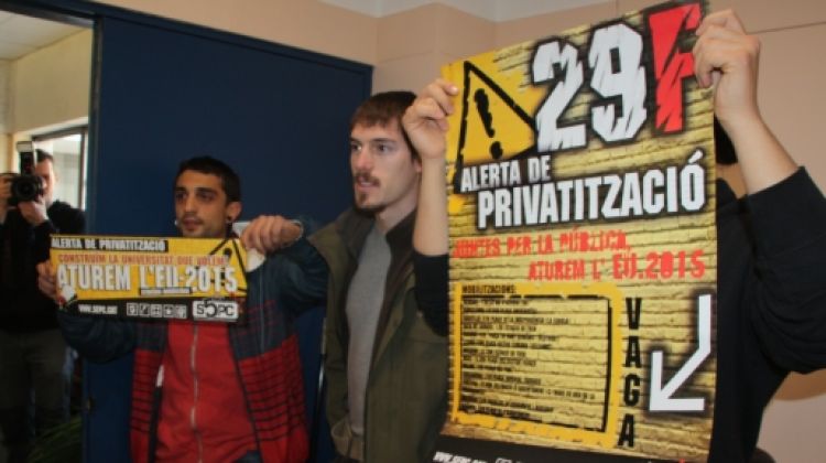 Alguns dels cartells que els estudiants han mostrat durant la seva protesta © ACN