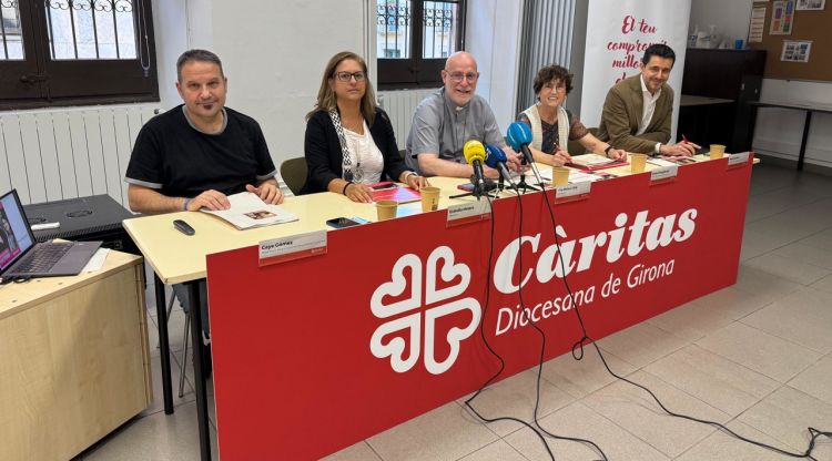 El bisbe de Girona, Octavi Vilà, al centre amb els responsables de Càritas Girona. ACN