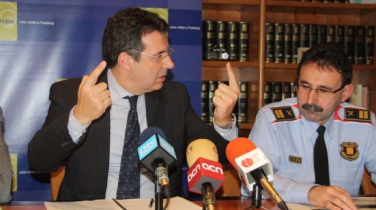 L'alcalde de Banyoles, Miquel Noguer, i el cap de la Regió Policial de Girona dels Mossos d'Esquadra, Joaquim Balanguer © ACN