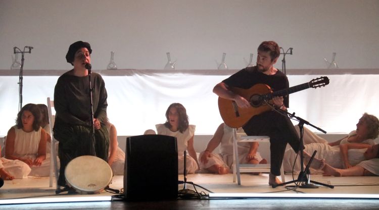 Raül Refree i Maria Mazzota a l'escenari del teatre Kursaal de Manresa, durant la Fira Mediterrània. ACN