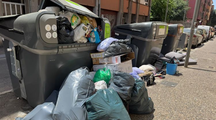 Un grup de contenidors desbordats en un carrer de la ciutat. Anna Oliveras