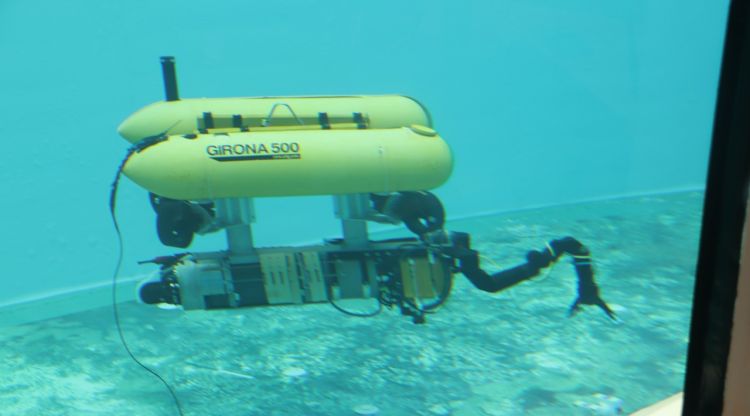 Un exemplar del robot Girona 500 que té el CIRS fent proves a la nova piscina del centre d'investigació. ACN