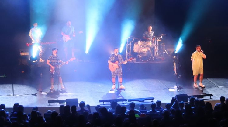 La banda Doctor Prats actuen a l'auditori de Girona dins del Festivalot. ACN