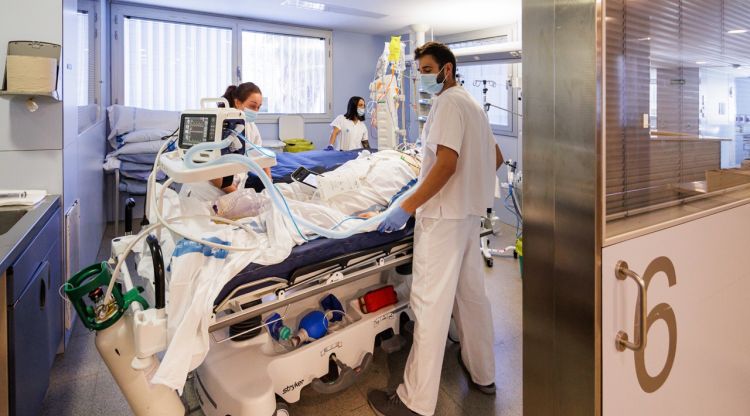 Treballadors de l'hospital Trueta de Girona atenen un pacient crític. ACN