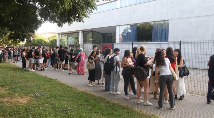 Estudiants gironins repassen per les PAU abans d’entrar a l’aula de l’escola univerditària EUSES. ACN