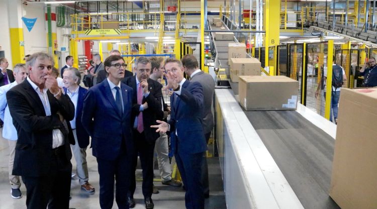 El president de la Generalitat, Salvador Illa, durant la visita al centre logístic d'Amazon al Far d'Empordà. ACN