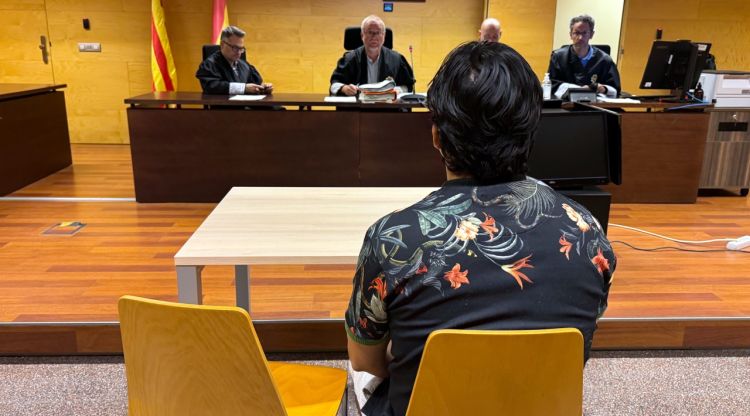 D'esquenes i assegut davant del tribunal de l'Audiència de Girona, el condemnat per violar una dona sensellar a Girona. ACN