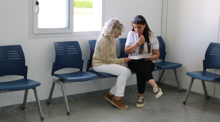 La infermera gestora de casos i de PADES a l'Àrea Bàsica de Palafrugell, Eva Prat, informant de la possibilitat de ser donant de còrnies al domicili. ACN