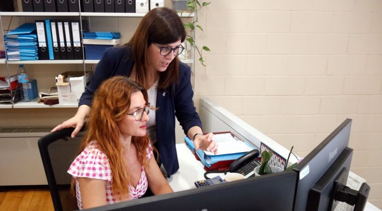 La vicealcaldessa de Girona, Gemma Geis, amb una treballadora municipal consultant el nou sistema a través d'un ordinador. ACN
