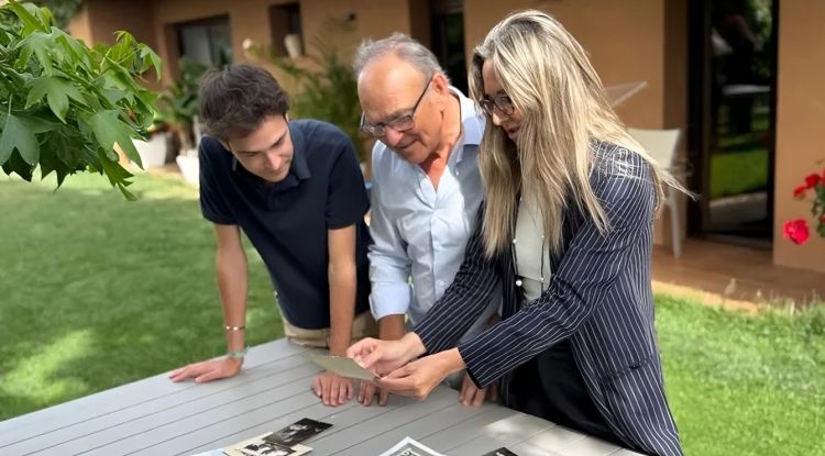 La neboda d'Antoni Rossell Terris ensenyant fotografies del seu avi. 3Cat