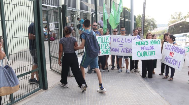 Un grup de famílies de l'escola Els Àngels de Palamós reivindiquen més recursos a la porta del centre. ACN