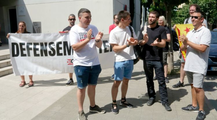 Els dos regidors i el militant de la CUP sortint dels jutjats de Figueres. ACN
