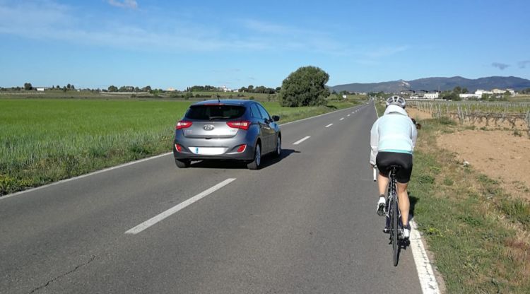 Un ciclista circulant per una petita carretera secundària del Baix Empordà (arxiu)
