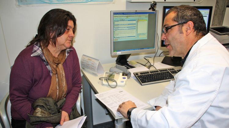 Una pacient escoltant atentament al metge (arxiu)